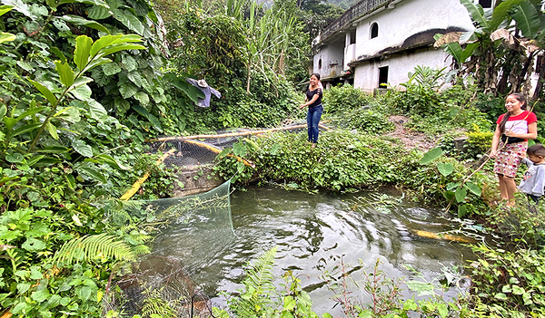 Die Guatemaltekin Dina Marielita López Velásquez trägt mit einer eigenen Fischzucht dazu bei, das Familieneinkommen zu erhöhen.  