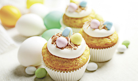 Karottenmuffins schmecken saftig und sind einfach in der Zubereitung. Mit einem kleinen „Nest“ obenauf zieren sie den Festtagstisch zu Ostern.   