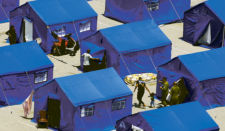 Flüchtlingslager aus blauen Zelten.