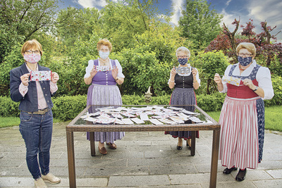 Eveline Schwingenschlögl, Lehrerin der 2b-Klasse  (von links) und die Näherinnen Resi Flixeder und Paulina Bachmaier mit Goldhauben-Obfrau Franziska Schneebauer bei der Maskenübergabe. 