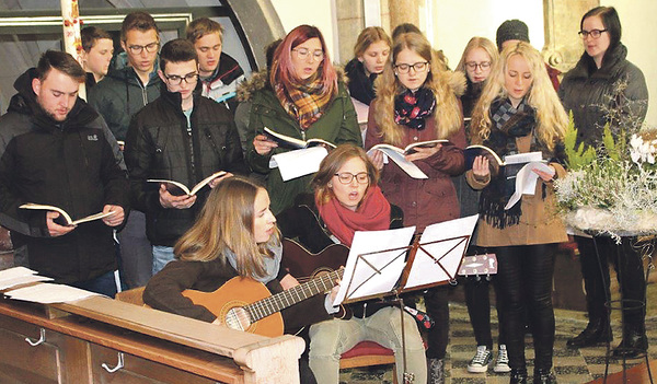 Ein Chor gestaltete die Messe in Kirchdorf am Inn.