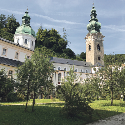 Die Stiftskirche St. Peter in Salzburgs Altstadt.  