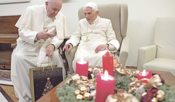 Wirklich so harmonisch? Durch eine aktuelle Buchveröffentlichung nimmt Benedikt XVI. Einfluss auf seinen Nachfolger. 