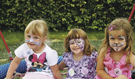 Bei der ersten Jubil‰umsfeier (10 Jahre) der Spiegel Spielgruppe f¸r die Kinder gab es neben dem Feierprogramm auch einen Einblick in die Arbeit und T‰tigkeiten des engagierten ehrenamtlichen Spiegelhelfer Team.