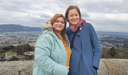Katherine Sapna (li.) mit Missio- Mitarbeiterin Helga Prühlinger. 