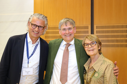 Preisträger Edward Kessler (Mitte) mit dem Fundamentaltheologen Gregor Maria Hoff und Liliane Apotheker, Präsidentin des Internationalen Rates der Christen und Juden.  