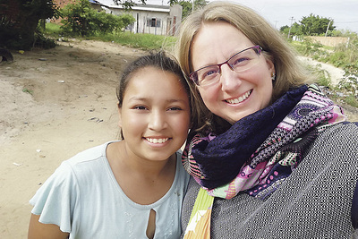 Anna-Maria Marschner (rechts) mit Monica aus dem FAMUNDI-Projekt   