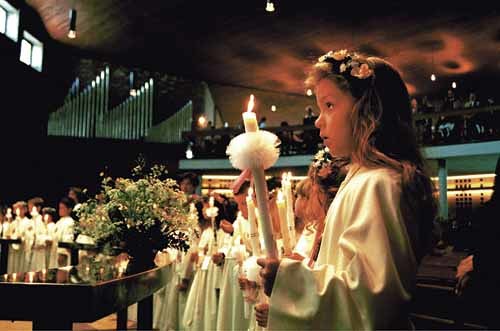 ErstkommunionKirche,Religion,Maedchen,M?dchen,Kind,Andaechtig,And?chtig,Staunen,Staunend,Ungl?ubig,Unglaeubig,Kommuion,Sakramente,Sakrament,Heilig,Kerze,ErstkommunionCopyright by BilderBox- Erwin Wodicka, A-4062 Thening; 