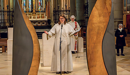 Stefanie Hinterleitner, Seelsorgerin in der Dompfarre, und Veronika Kitzmüller, geistliche Assistentin der kfb OÖ, leiteten die Katharinafeier im Mariendom.