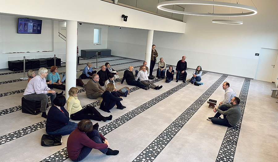 Die Besucher:innen aus Weibern beim Gespräch in der albanischen Moschee. Die Gruppe war mit den öffentlichen Verkehrsmitteln angereist.      