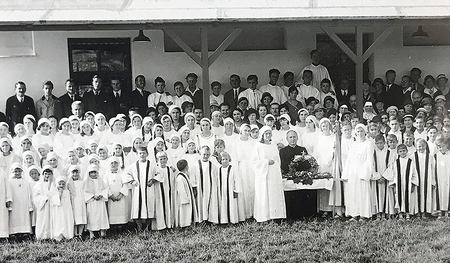 Liturgische Kleidung drückte das gemeinsame Priestertum der Mitfeiernden aus.  