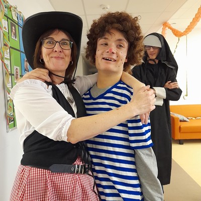 Ein weiterer Höhepunkt im Fasching ist die Faschingsparty in der Wohngemeinschaft. Hier mit seiner Betreuerin Bettina.