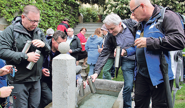 Beim Florianibrunnen machte die Pilgergruppe Station. Dort waren für die Teilnehmer/innen Trinkflaschen vorbereitet, in die der Psalmvers „Denn du bist die Quelle des Lebens“ eingraviert war.