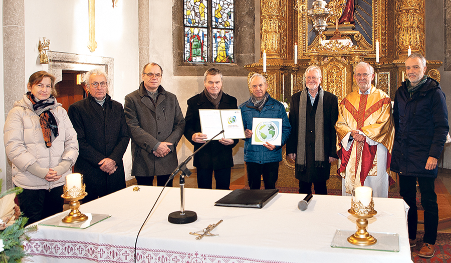 Ronald Wipplinger (4. v. li.) vom Klimabündnis OÖ übergab die Aufnahmeurkunde an das Team Schöpfungsverantwortung von Steinbach a. d. Steyr.