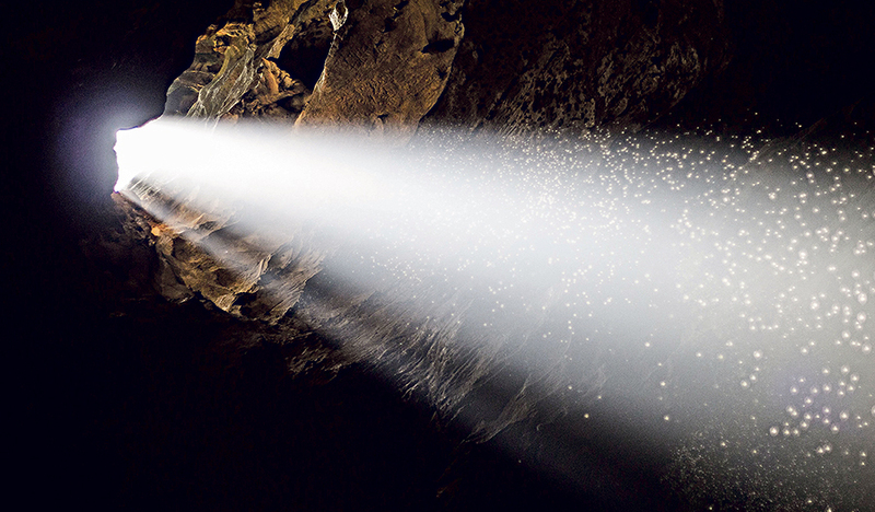 Das Grab ist leer – die Sonne des Ostermorgens erleuchtet die  Finsternis des Todes. 