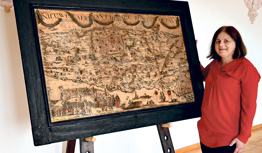 Barbara Weikerstorfer vor dem Prunkstück der Ausstellung: der Heilig-Land-Karte von Justus Danckerts.   
