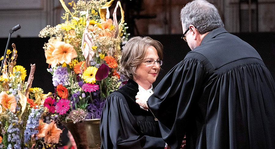 Mit dem Amtskreuz übergab Michael Chalupka auch das Bischofsamt an die neue Bischöfin Cornelia Richter.   