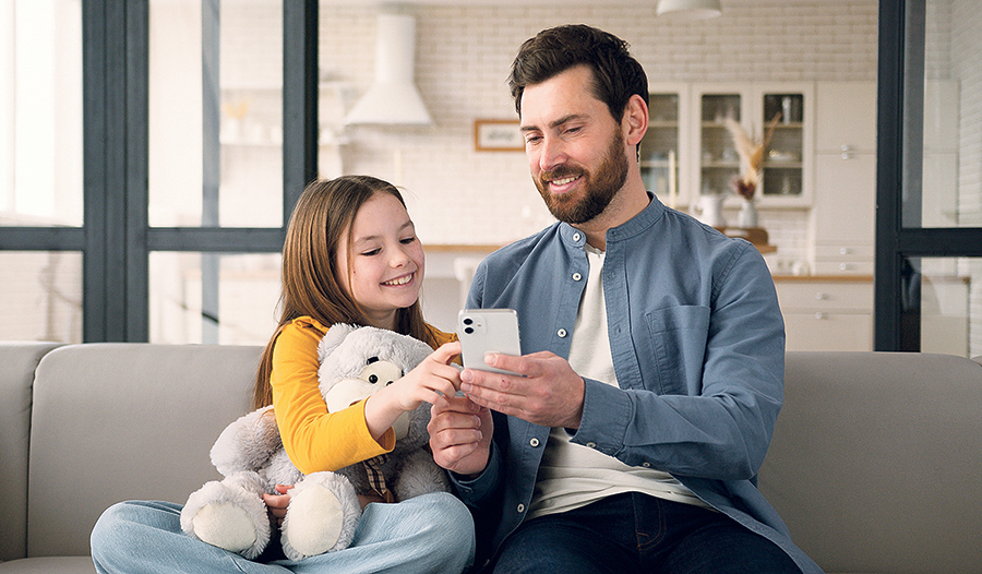 Eltern sollten bezüglich KI und digitale Medien das Gespräch suchen mit ihren Kindern, anstatt Verbote auszusprechen. 