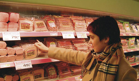 Fleisch und Wurstabteilung in einem SupermarktFleisch, Fleischerei, Fleischhauerei, Metzgerei, Fleischfachgesch?ft, Fleischfachgeschaeft, Supermarkt, Essen, Nahrungsmittel, Lebensmittelhandel, Fleischeinkaufen, Fleischtheke, Wurstwaren, Fleischware