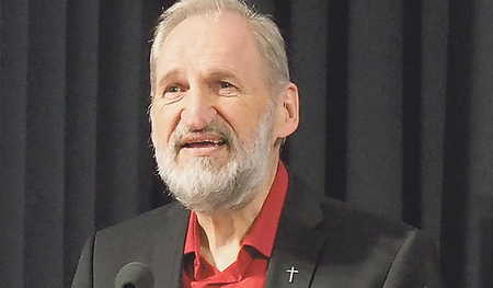 Als Visitator und Firmspender ist Willi Vieböck in vielen Pfarren der Diözese Linz unterwegs. 