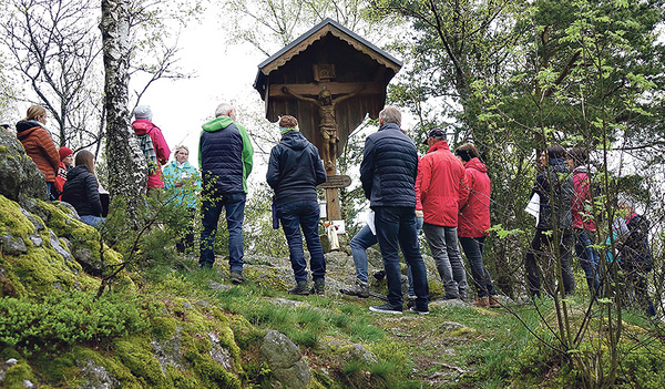 Morgendliche Maiandacht auf dem Braunberg  