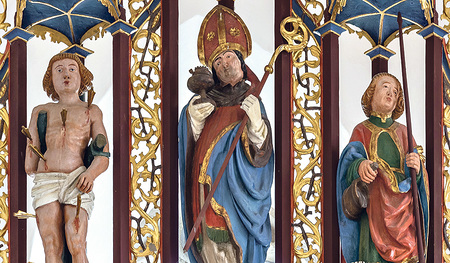 Der hl. Rupert zwischen Sebastian und Florian, um 1520, St. Michael ob Rauchenödt, Filialkirche, Gesprenge des Hochaltars    