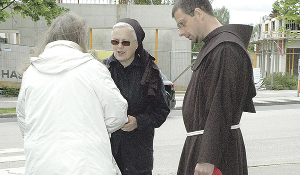 Mission. Schwester Klara Diermaier und Bruder Stefan Kitzmüller sprechen eine Dame auf der Straße an.   