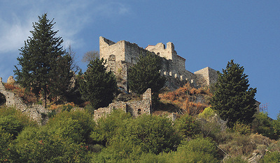 Ein Teil der Gebäude der byzantinischen Ruinenstadt Mystras nahe Neu-Sparta