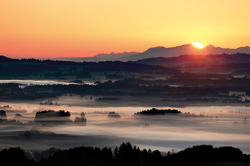 Vielleicht vermittelt dieses Bild etwas von den ersten Takten des erstens Satzes von Bruckners vierter Symphonie. 