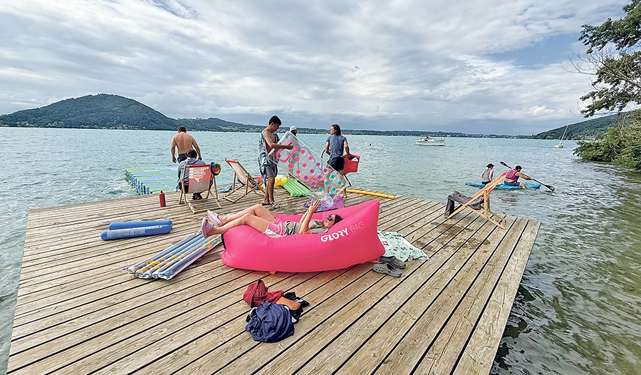 Die Jugendlichen verbringen gerne Zeit am Attersee. Eine sommerliche Stimmung ist deutlich spürbar. 