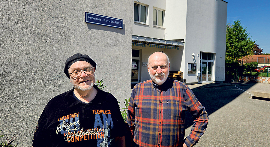 Treffen zweier Freunde: Franz Zeiger (links) und Hubertus Lürbke auf dem „Petersplatz“ der Pfarrgemeinde in Linz-Spallerhof.   