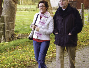 herbstlicher Spaziergang [ (c) www.BilderBox.com, Erwin Wodicka, Siedlerzeile 3, A-4062 Thening, Tel. + 43 676 5103678.Verwendung nur gegen HONORAR, BELEG,URHEBERVERMERK und den AGBs auf bilderbox.com](in an im auf aus als and beim mit einer einem ei
