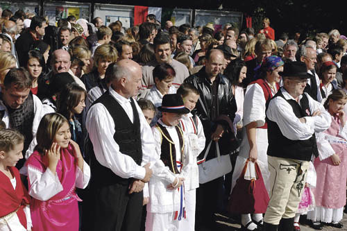 Sonntag der V?lker, 25. September 2005, Begegnung verschiedenster Volksgruppen am DomplatzMessfeier im Dom, Tanz, Begegnung, Gespr?ch, Musik,  Bischof Richard Weberberger, Brasilien, Mariendom Linz, Mariendom, Trachten, Tracht, Menschen, Afrika, 