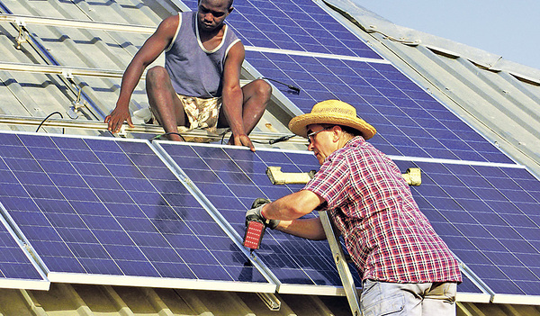 Alois Höfl half den Nigerianern bei der Montage der Photovoltaikanlage.  