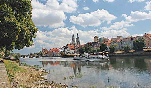 Die Altstadt von Regensburg liegt direkt an der Donau, über welche die Steinerne Brücke (links) führt.
