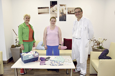 Angela Huber (links) und Primarius Dr. Ernst Rechberger von der Onkologischen Tagesklinik (rechts) sagen Claudia Leeb (Onkomütze Österreich) für ihren Einsatz Danke.