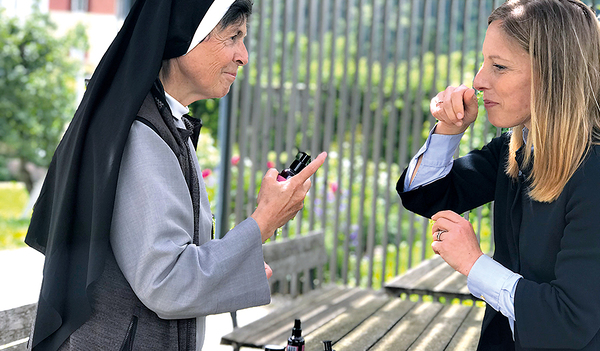 Schwester Mirjam Volgger und Michaela Egebrecht haben viel experimentiert, gewagt – und gewonnen. Die Nachfrage nach ihren Kräuterprodukten ist hoch.  