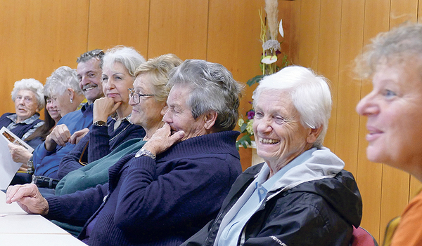 Beim Erzählcafé des KBW-Treffpunkt Bildung berichten meist bunt zusammengewürfelte Menschen nach einem vorgegebenen Thema aus ihrem Leben. 