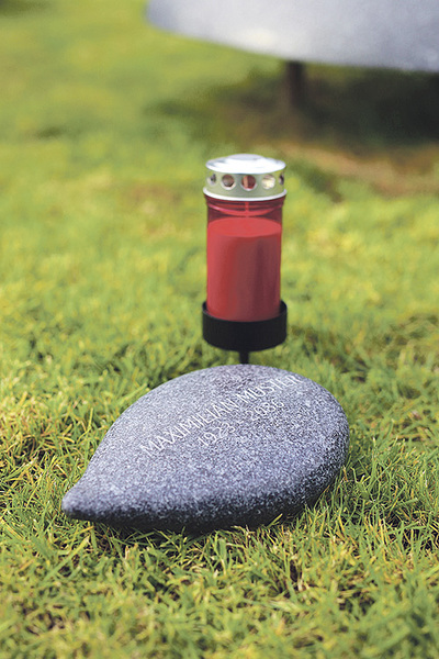 Gedenkstein mit Namen in Form eines Apfelkerns 