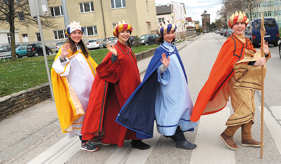 Vier Gesangstalente auf dem Zebrastreifen: Zigtausende Kinder und Jugendliche  folgen in diesen Tagen dem Stern, um Geld für Hoffnungsprojekte auf allen Kontinenten zu sammeln.