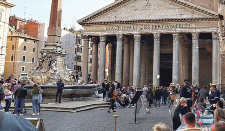 Selbst die Menschenmassen, die nun wieder zum Pantheon strömen, tun der „Liebesbeziehung“, die P. Bernhard mit diesem  Bauwerk verbindet, keinen Abbruch.