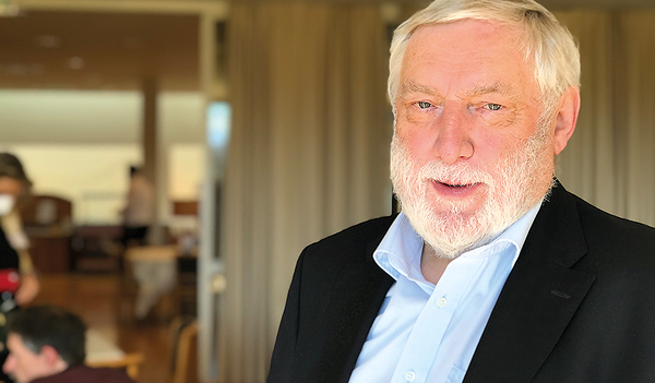 Franz Fischler, EU-Kommissar a. D., hält politische Gewaltfreiheit unter bestimmten Voraussetzungen für möglich, aber im aktuellen Konflikt schwer umsetzbar.   