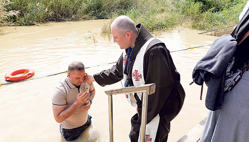 Am Jordan werden bis heute Taufrituale vollzogen. 