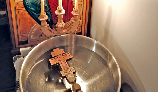 Wasserweihe feiern östliche Kirchen am Tag der Theophanie.  