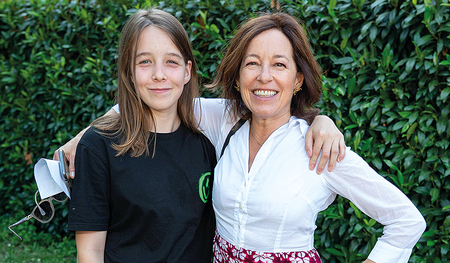 Schauspielerin Julia Cencig (rechts) ausnahmsweise als Zuseherin – mit Tochter Valentina bei der Premiere der Sommernachtskomödie Rosenburg    