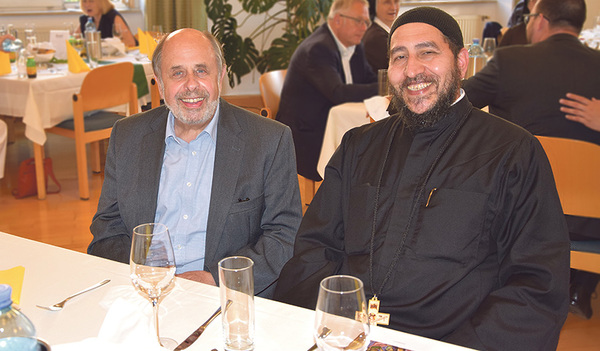 Paulus Wall von Pro Oriente Linz (links) im Gespräch mit dem koptischen Priester P. Youannes Abusif. Der ökumenische Empfang war von herzlichen Begegnungen geprägt.   