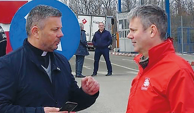 Thomas Hackl aus Tirol (rechts) hilft Ukrainer/innen in Rumänien. 