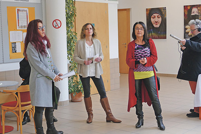 Gespräch zur Mittagszeit mit Künstlerin Esin Turan, Kuratorin Julia Allerstorfer und Prof. Monika Leisch-Kiesl im Foyer der KU. 