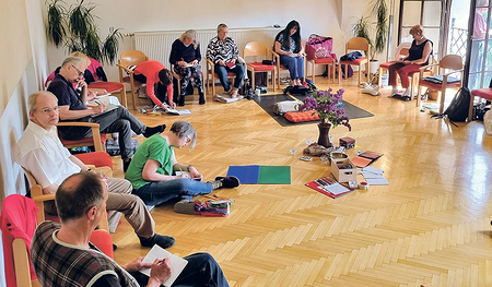 Ein Blick in den Seminarraum beim „Dankbar leben“-Wochenende 2025. Die „Dankbar leben“-Runden werden nach der Schließung des Dominikanerhauses fortgesetzt.