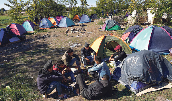 Geflüchtete in einem Zeltlager in der Nähe der ungarisch-serbischen Grenze, im Herzen der Balkanroute 